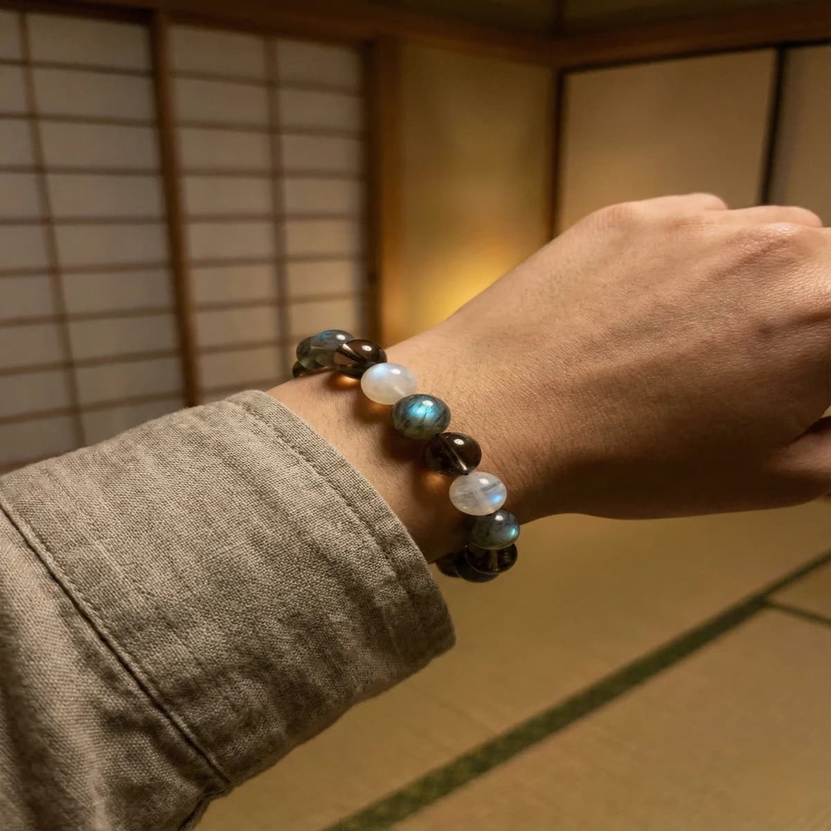 障子の光の中で手首に着用した天然石ブレスレット