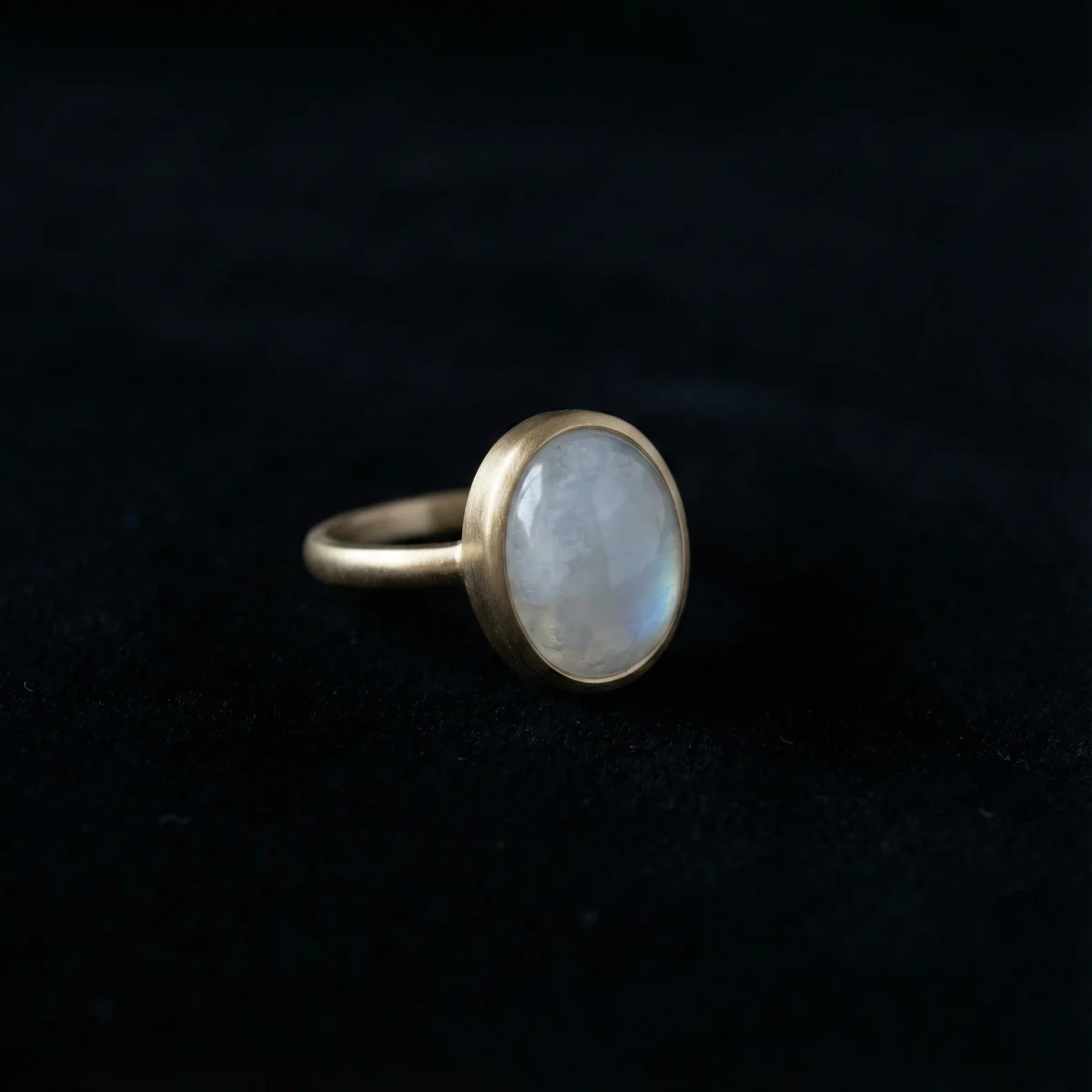 儀式 ritual ring - 青い天然石 natural stone オーバルカボション（moonlight ムーンストーン）